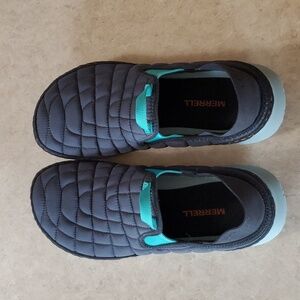 Merrell Hut Moc 2.  Women's Ebony Quilted Nylon slip ons.  Size 9.